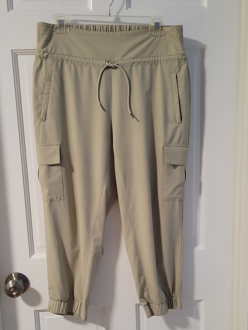 Women' Drawstring Cropoed Cargo Jogger Pants - Tan Size Large